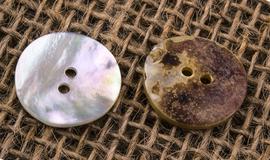 Knoflík 18 mm perleťový